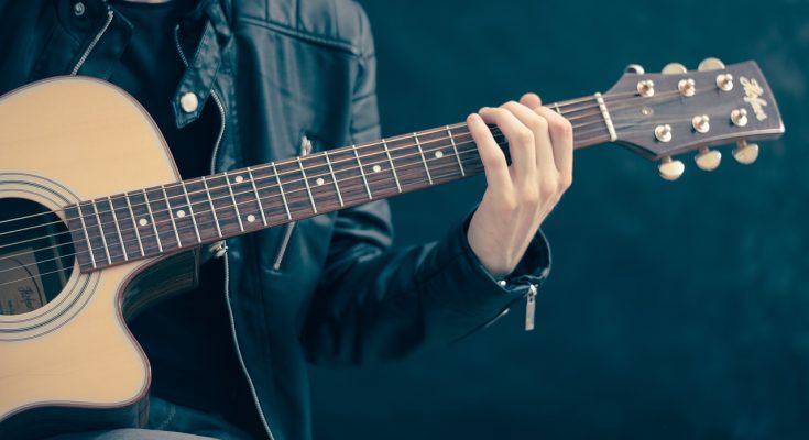 chłopak z gitarą
